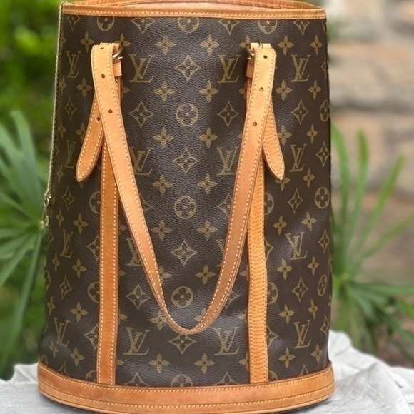 AUTHENTIC Louis Vuitton Monogram
Bucket 27 - Picture 2 of 16